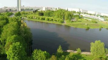 aéreo ver de ciudad con río y verde parques, Moscú video