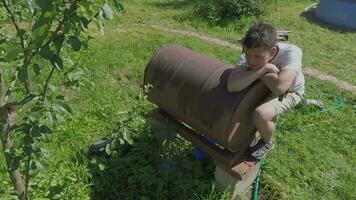 tiener jongen in de werf van land huis video