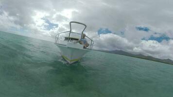 Mens genieten van water reizen door jacht in de oceaan in de buurt Mauritius video