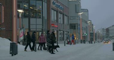 stad straat in winter stad rovaniemi, Finland video