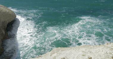 rosh Hanikra paysage marin avec blanc craie falaises video