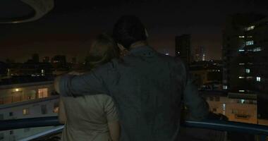 mirando a noche ciudad siendo en el abrazos de amoroso hombre video