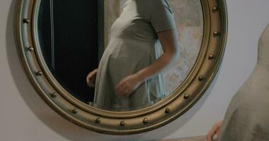 zwanger vrouw op zoek Bij spiegel en strelen buik video