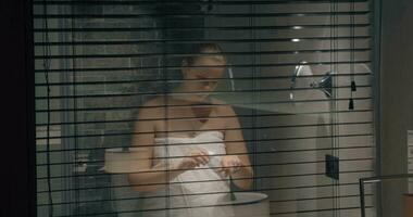 mulher dentro banheiro aplicando mão loção video