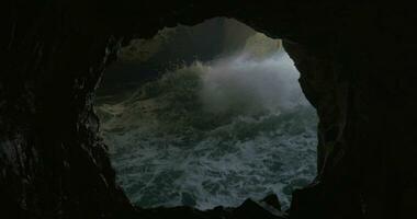 mar caverna e rude água corrente dentro rosh hanikra video