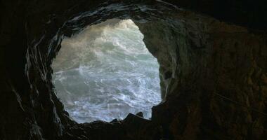 Rosh hanikra grotte con ruvido mare video