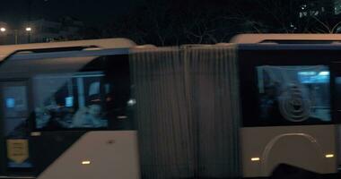 autobus en voyageant dans nuit ville de tel aviv, Israël video