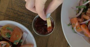 Essen Französisch Fritten mit Ketchup tauchen Soße video