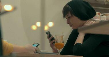 vrouw vrienden uitgeven tijd met mobiel en stootkussen gedurende de vergadering in cafe video