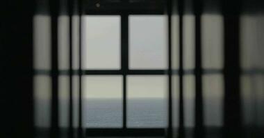 vue de le fenêtre à bleu interminable mer video