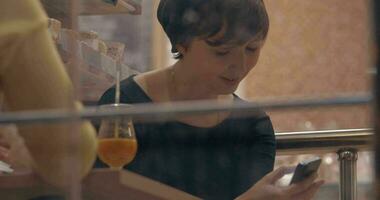 Frau kommunizieren auf Zelle wann Treffen mit Freund im Cafe video