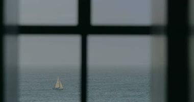 Segelboote und Cutter im das Meer, Aussicht durch das Fenster video