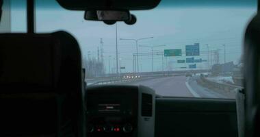 Fahren zu das Flughafen Aussicht von Innerhalb das Auto video