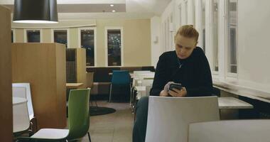 blond Vorbeigehen Zeit mit Handy im Cafe video