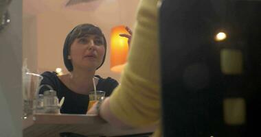 Frauen entspannend und reden im Cafe video
