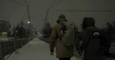 padres con niño participación manos y caminando en noche invierno ciudad video