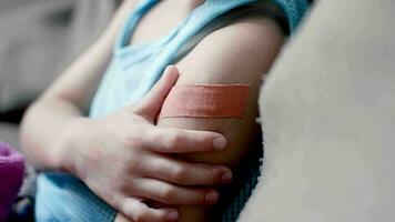 un chico duele su brazo, participación su vendado brazo. video
