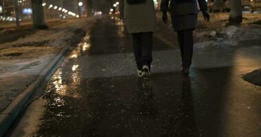 amici parlando durante sera camminare nel inverno città video