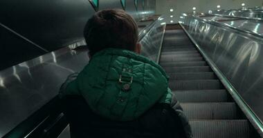 chico Moviente arriba en escalera mecánica en subterraneo video