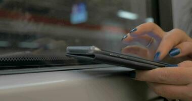 vrouw forens gebruik makend van mobiele telefoon in metro video