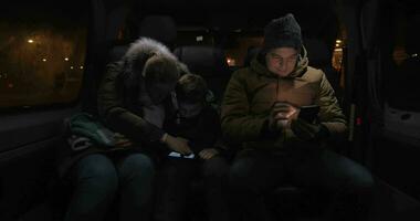 Trois les passagers en utilisant mobiles dans minibus video