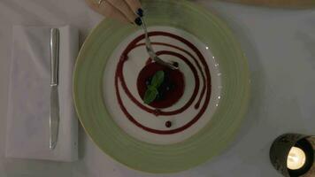 avendo un' dolce nel ristorante video