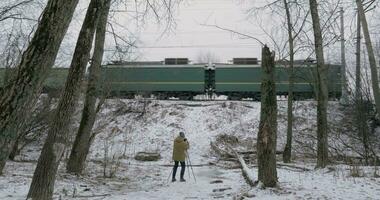 création métrage de qui passe cargaison train dans hiver video