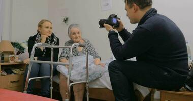 visite personnes âgées grand-mère et fabrication Photos avec sa video