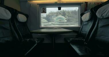 esvaziar assentos dentro comovente expressar trem video