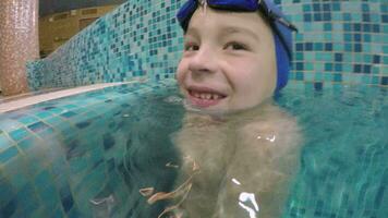 contento ragazzo bagnarsi nel il piscina video