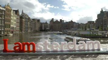 ver de pequeño el plastico figura de soy sterdam letras escultura en el puente en contra borroso paisaje urbano, Ámsterdam, Países Bajos video