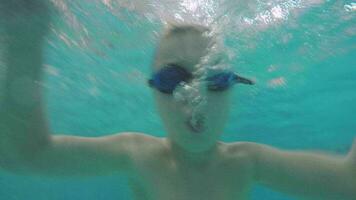 criança mergulho dentro a piscina, embaixo da agua Visão video