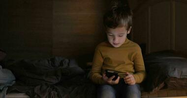 enfant contrôler téléphone portable avec voix video