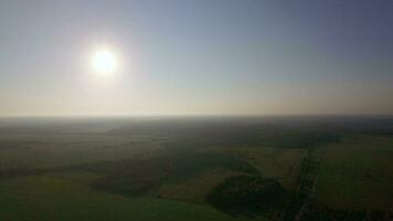 aérien vol au dessus le agricole des champs avec vert herbe, Russie video