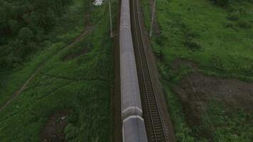 Antenne Vogel Auge Aussicht von zwei Eisenbahn anders Richtung und ziehen um Züge, Russland video