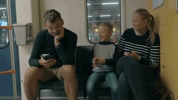 Aussicht von glücklich Familie im das Eisenbahn Ausflug mit Smartphone, amsterdam, Niederlande video