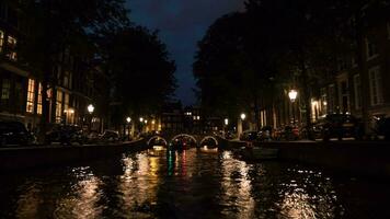 timelapse visie van stadsgezicht gedurende rivier- reis Bij nacht, Amsterdam, Nederland video