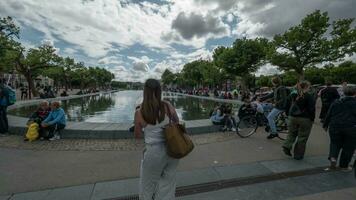 Zeitraffer Aussicht von ich Amsterdam Zeichen und Menschen auf Amsterdams Museumplein, Niederlande video