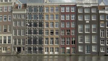 visie van oud gebouwen in de stad centrum Amsterdam, Nederland video