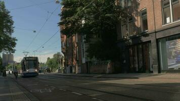 ver desde 2 tranvía Moviente en el ciudad a el día, Ámsterdam, Países Bajos video