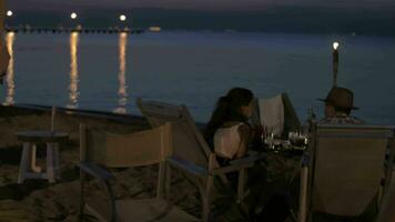 Visualizza di giovane contento coppia avendo romantico cena su il spiaggia, Grecia video