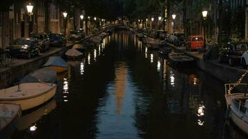 soir Amsterdam avec canal et zuiderkerk video
