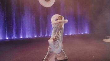 cirque interprète jonglerie avec Trois gros blanc anneaux, Moscou, Russie video