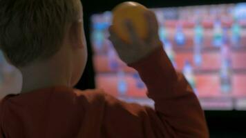 enfant divertissant avec arcade machine video