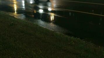 verkeer in de stad Bij regenachtig nacht video