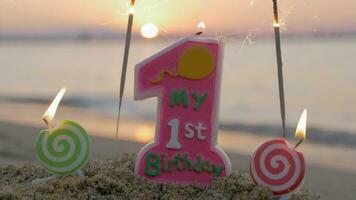 Baby Mädchen zuerst Geburtstag Kerze auf das Strand video