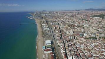 Antenne Aussicht von Strand, Meer, Eisenbahnen und Hotels, Barcelona, Spanien video