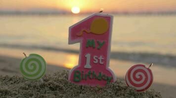 einer Jahr alt Geburtstag Kerze auf das Strand video