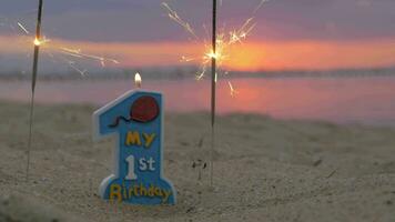 einer Jahr alt Baby Junge Geburtstag Kerze auf das Strand video
