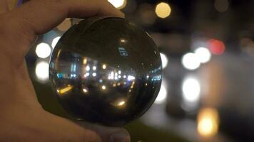 op zoek Bij nacht stad door glas bal video